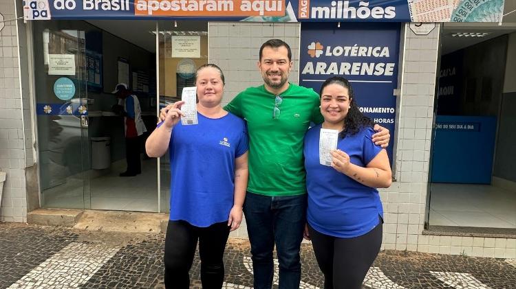 Bruna (à esquerda) com os colegas da lotérica e os bilhetes premiados, que foram entregues aos vencedores