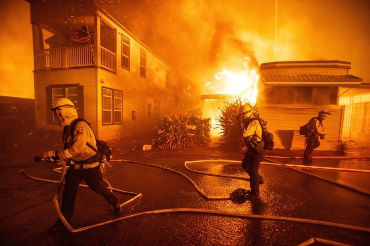 Bombeiros de Palisades, em Los Angeles, tentam controlar incêndio florestal que se espalha para casas