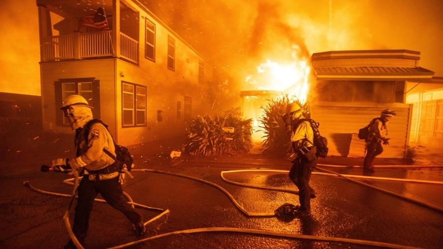 Bombeiros de Palisades, em Los Angeles, tentam controlar incêndio florestal que se espalha para casas