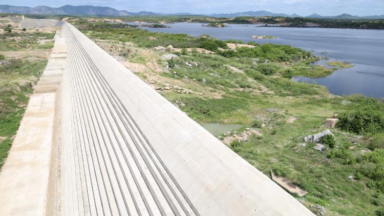 Paredão da barragem Oiticica, em Jucurutu (RN) Paredão da barragem Oiticica, em Jucurutu (RN)