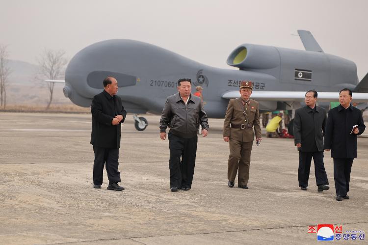 Kim Jong Un conduziu os testes das aeronaves de vigilância desconhecidas em local não identificado pela mídia estatal Kim Jong Un conduziu os testes das aeronaves de vigilância desconhecidas em local não identificado pela mídia estatal