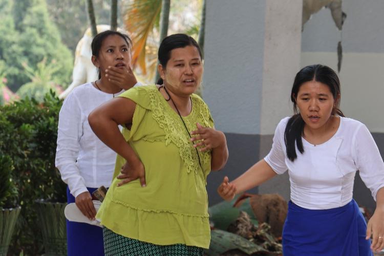 Mulheres se desesperam após terremoto em Mianmar Mulheres se desesperam após terremoto em Mianmar