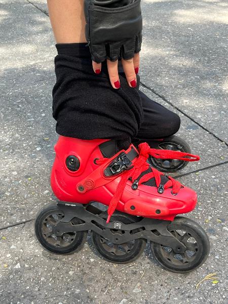 Elis, 42 anos, não abre mão de seus patins vermelhos, mas opta por cobri-los com um pano preto: "É para não chamar a atenção" Elis, 42 anos, não abre mão de seus patins vermelhos, mas opta por cobri-los com um pano preto: "É para não chamar a atenção"