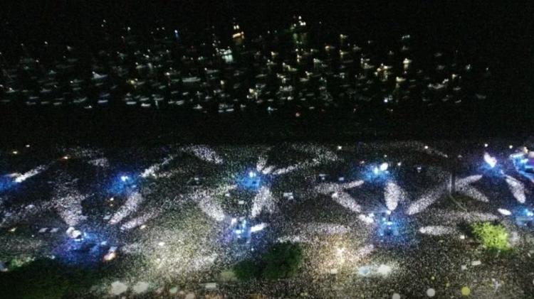 Vista aérea do público que assistiu ao show dos Rolling Stones na praia de Copacabana, no Rio de Janeiro Vista aérea do público que assistiu ao show dos Rolling Stones na praia de Copacabana, no Rio de Janeiro