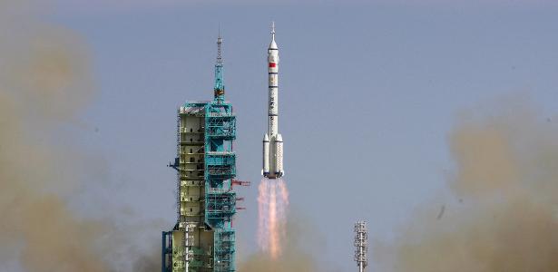 China lança três astronautas em missão para a estação espacial chinesa