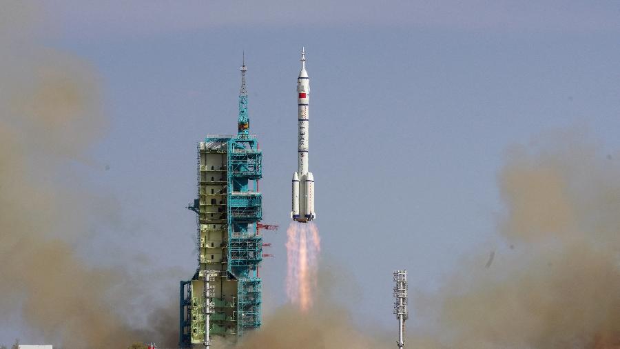 24.abr.2025 - Foguete Longa Marcha-2F é lançado do Centro de Lançamento de Satélites de Jiuquan 24.abr.2025 - Foguete Longa Marcha-2F é lançado do Centro de Lançamento de Satélites de Jiuquan
