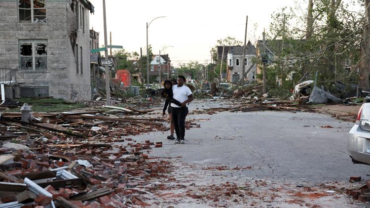 Rua na cidade de St. Louis, no Missouri, ficou coberta de tijolos e escombros