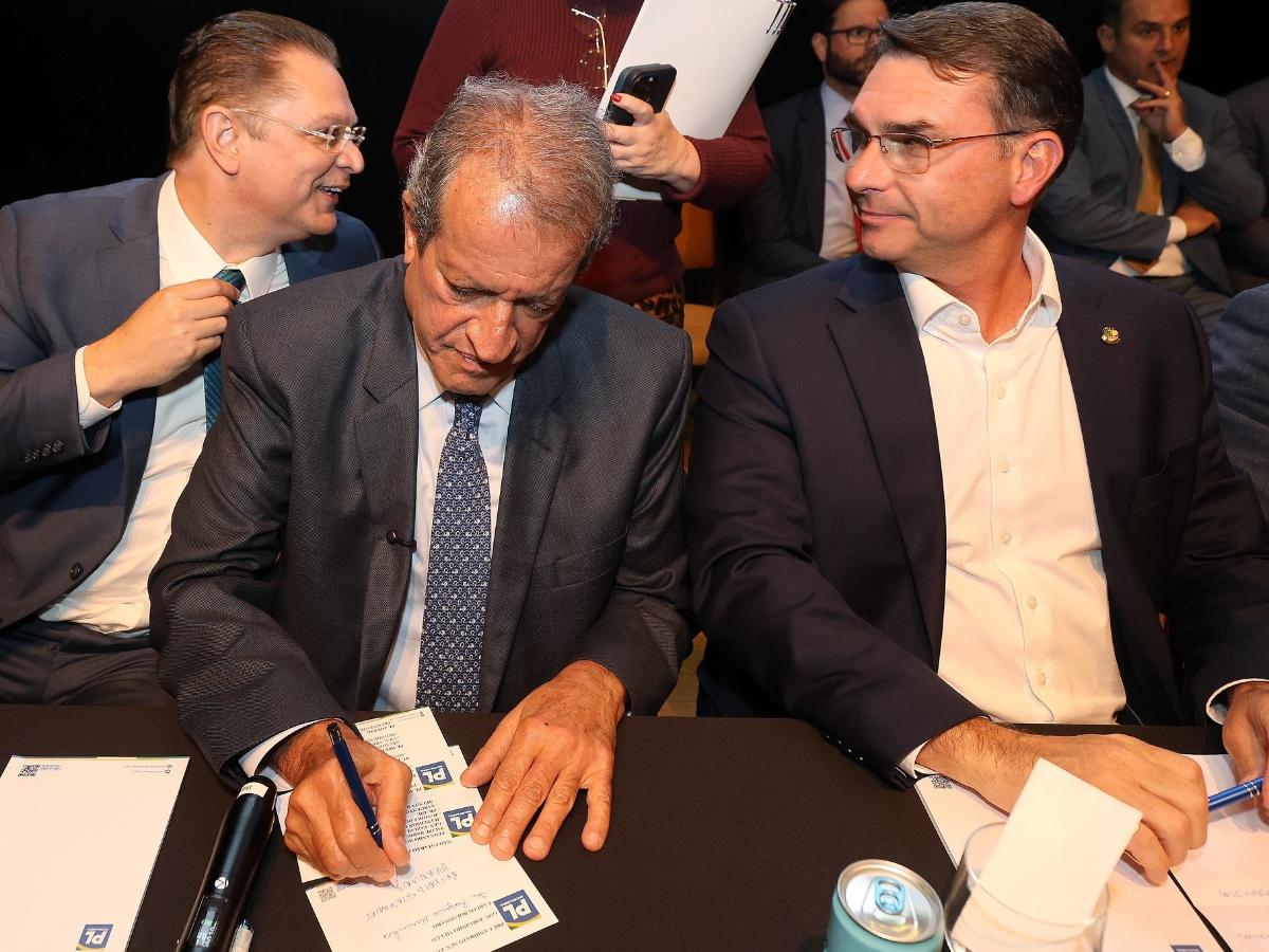 Flávio Bolsonaro acusa PF de "seletividade" contra adversários