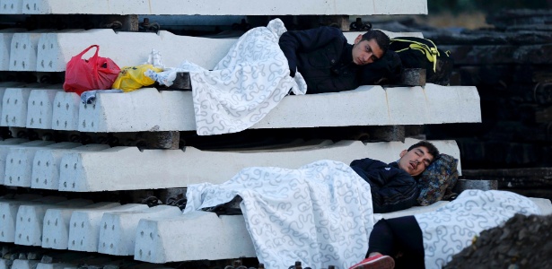 Imigrantes dormem em meio a dormentes de concreto ao longo dos trilhos próximo à estação de trem de Tovarnik - Antonio Bronic/Reuters