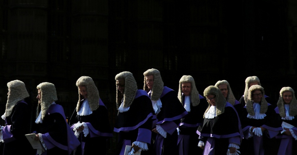 1º.out.2015 - Juízes seguem a pé da Abadia de Westminster para o Parlamento no dia do início do ano legal, centro de Londres, Grã-Bretanha