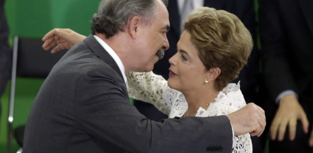 05.out.2015 - Presidente Dilma Rousseff cumprimenta o ministro da Educação, Aloizio Mercadante, durante cerimônia de posse no Palácio do Planalto - EFE/Fernando Bizerra Jr