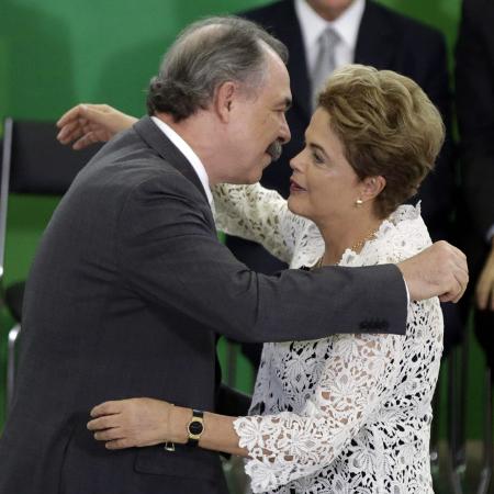 5.out.2015 - A então presidente Dilma Rousseff cumprimenta Aloizio Mercadante (ministro da Educação), durante cerimônia de posse no Palácio do Planalto - EFE/Fernando Bizerra Jr