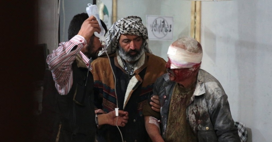 18.nov.2015 - Homem sírio ferido recebe tratamento em um hospital improvisado após um ataque aéreo realizado forças do governo na área controlada pelos rebeldes, a leste de Damasco, na Síria 