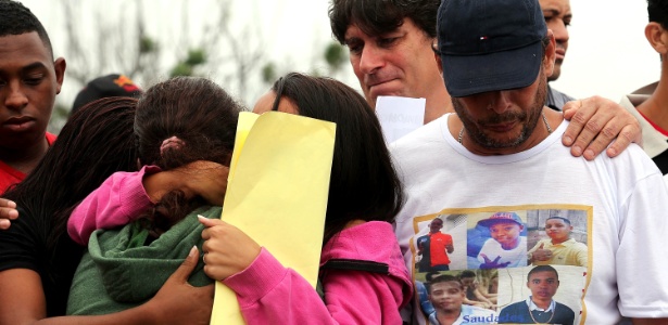 30.nov.2015 - Parentes dos jovens assassinados prestam últimas homenagens às vítimas durante sepultamento, no cemitério de Irajá, zona norte da capital fluminense - Júlio César Guimarães/UOL