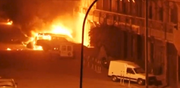 Veículos são incendiados durante ataque a hotel em Uagadugu, capital de Burkina Fasso - Reuters