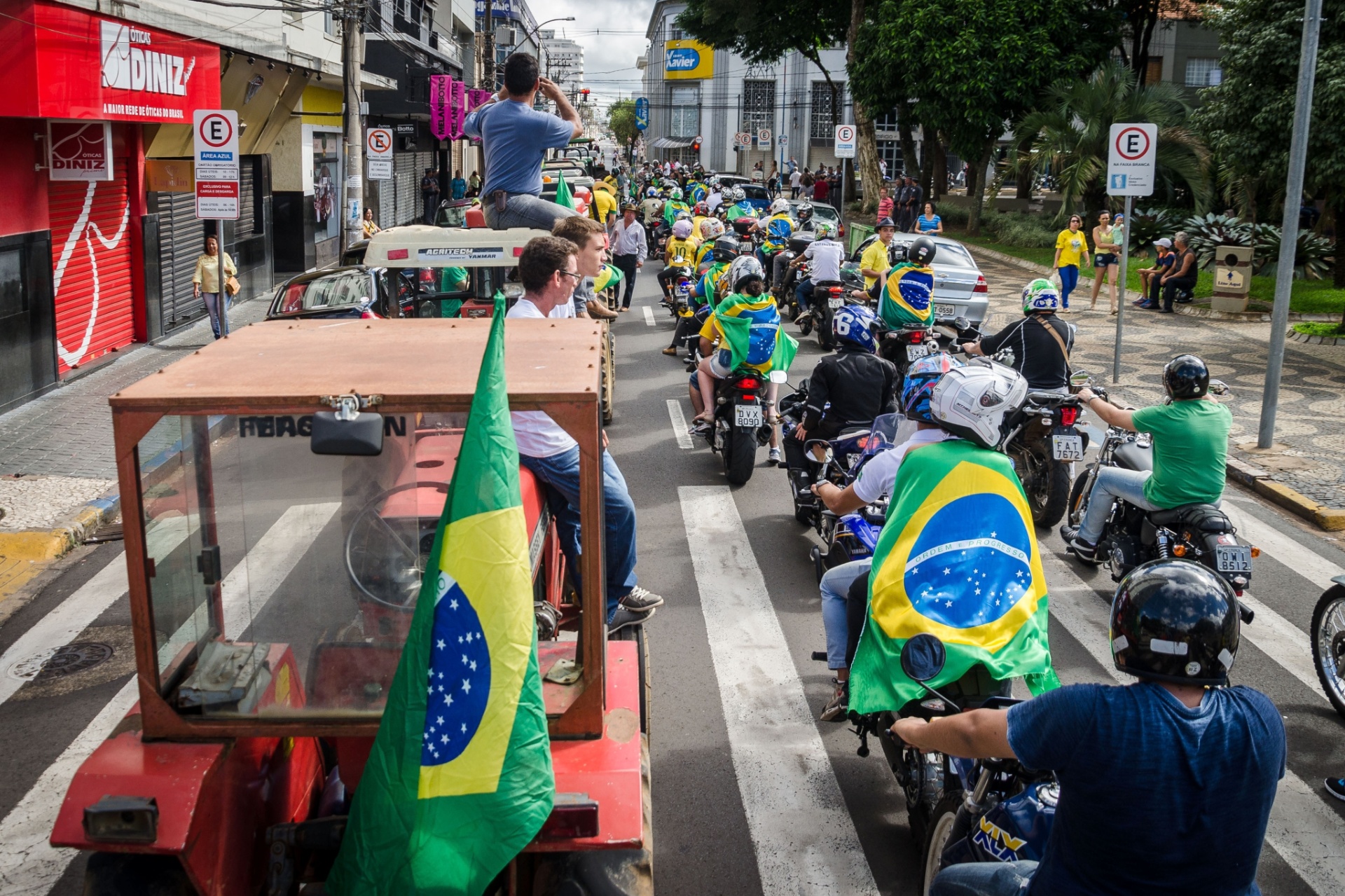 13.mar.2016 - Manifestantes protestam contra o contra o governo Dilma Rousseff (PT), no centro de Franca, interior de São Paulo. Manifestações devem ocorrer em pelo menos 415 cidades brasileiras e outras 23 no exterior, de acordo com os movimentos organizadores - Igor do Vale/Estadão Conteúdo