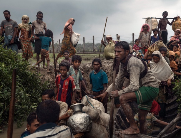 Refugiados rohingyas aguardam barco com destino a Bangladesh no rio Naf, em Mianmar - ADAM DEAN/NYT