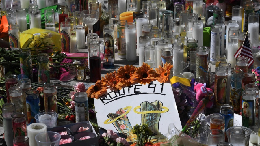 3.out.2017 - Velas são colocadas na avenida Las Vegas Strip, em homenagem às vítimas do atentado que matou 59 pessoas e feriu mais de 500 em Las Vegas - Mark Ralston/AFP