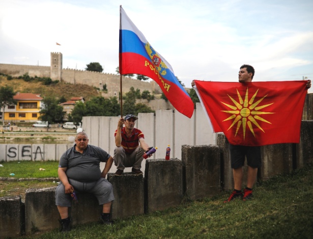 Apoiadores com bandeira russa e macedônia durante protesto contra mudança do nome do país - Marko Djurica/Reuters