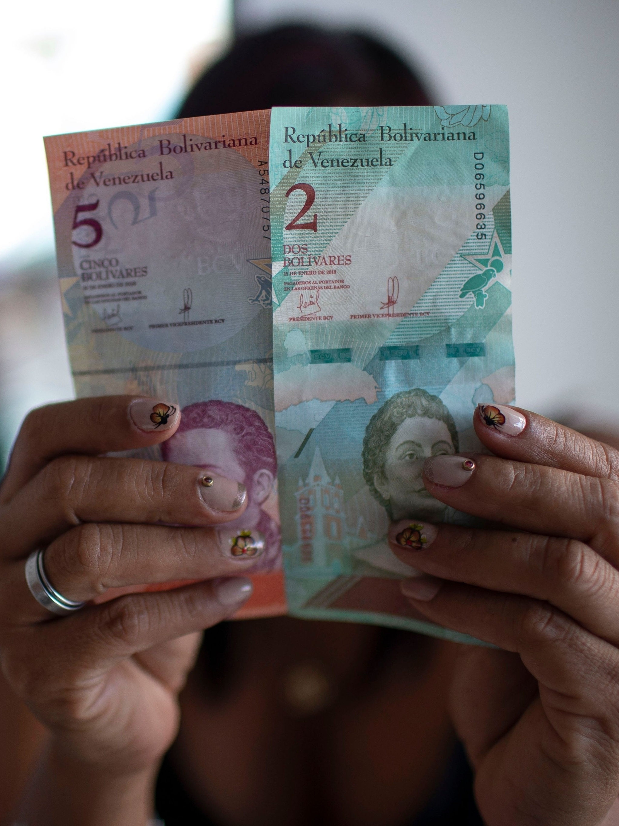 Bolívar soberano passa a ser única moeda da Venezuela na próxima semana -  30/11/2018 - UOL Economia