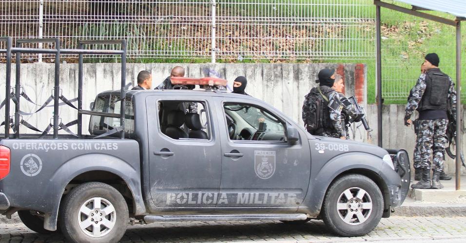1.out.2018 - policiais realizam operação no morro do Adeus, no Complexo do Alemão