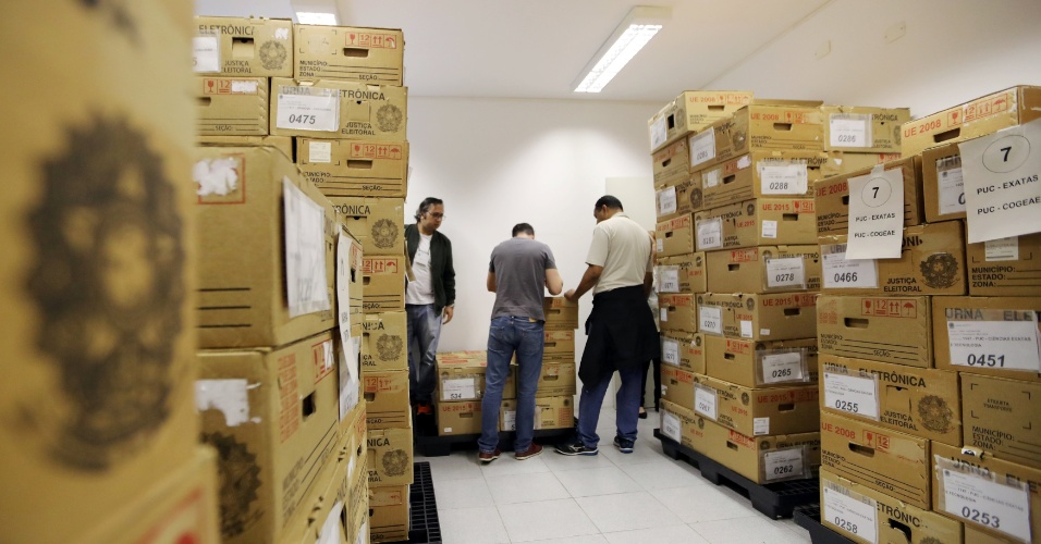 Funcionários preparam caixas com urnas eletrônicas para serem transportadas em São Paulo