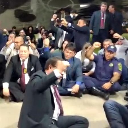 Representantes de policiais gritam "Bolsonaro traidor" no Salão Verde do Congresso - Reprodução