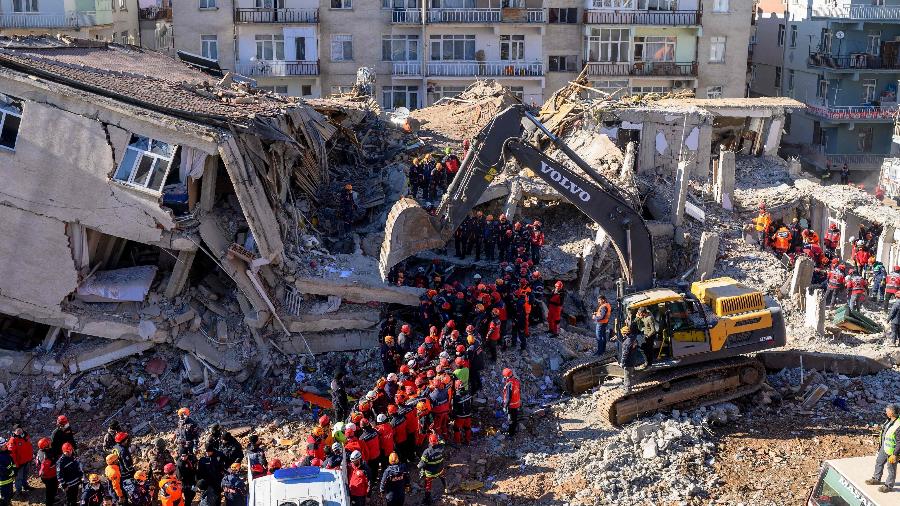 26.jan.2020 - Equipe de resgate trabalha nos escombros de um prédio na Turquia  - Bulent Kilic/AFP
