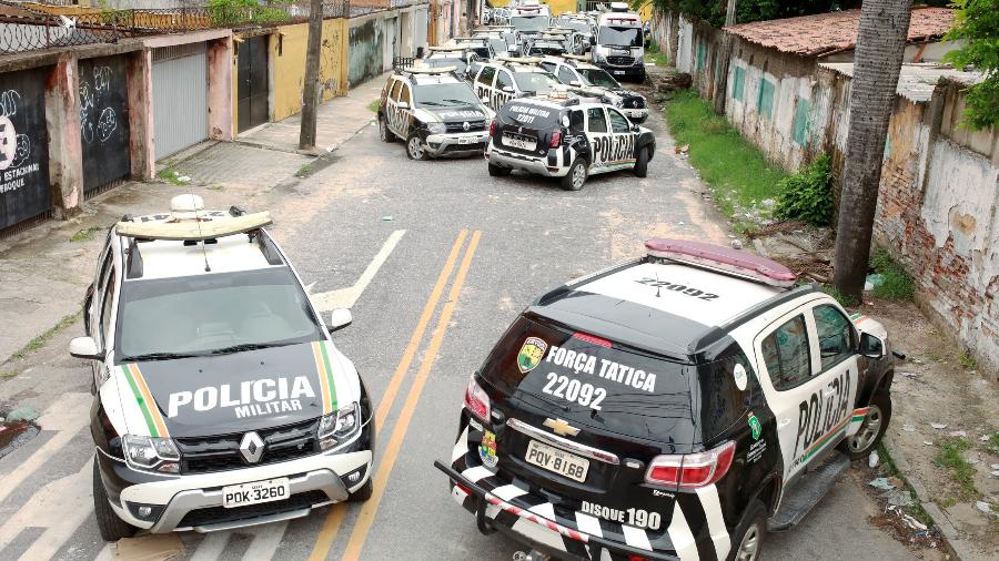 Viaturas da Polícia Militar do Ceará em frente a batalhão durante greve de policiais em Fortaleza - Reprodução