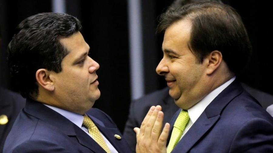 Davi Alcolumbre e Rodrigo Maia, presidentes, respectivamente, do Senado e da Câmara. O segundo tem cumprido o seu papel; o primeiro tem sido omisso no combate aos arreganhos autoritários de Bolsonaro - Reuters