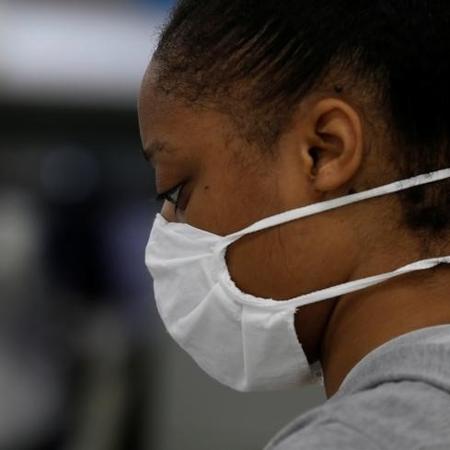 Mulher costura máscara de proteção contra coronavírus no Michigan, EUA - REBECCA COOK