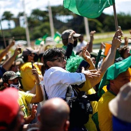 O fotógrafo Dida Sampaio, do jornal O Estado de São Paulo, é agredido por apoiadores do presidente Jair Bolsonaro - Ueslei Marcelino/Reuters