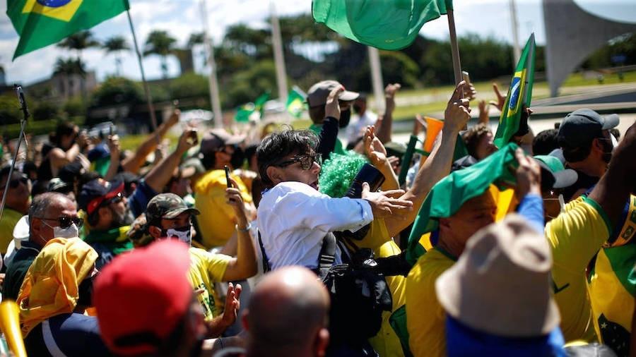3.mai.2020 - O fotógrafo Dida Sampaio, de O Estado de São Paulo, é agredido por apoiadores do presidente Jair Bolsonaro - Ueslei Marcelino/Reuters