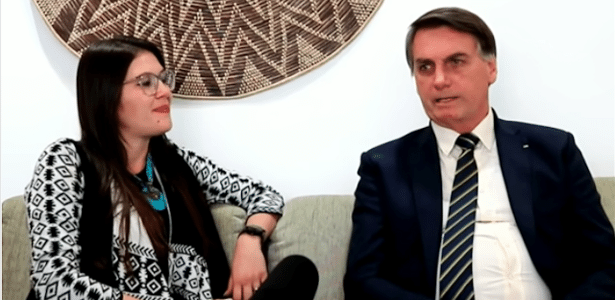 29.mai.2020 - A youtuber Bárbara Zambaldi Destefani entrevista Bolsonaro dias antes de ser alvo de operação da PF contra as fake news