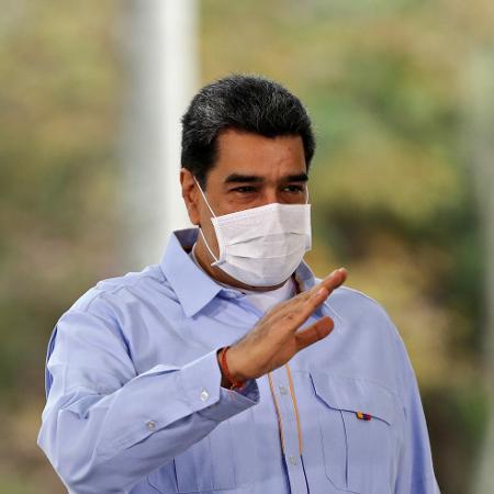 17.jun.2020 - De máscara, o presidente da Venezuela, Nicolás Maduro, grava pronunciamento à televisão no Palácio de Miraflores - Marcelo Garcia/Presidência da Venezuela/AFP