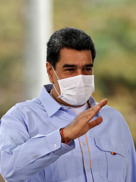 De máscara, o presidente da Venezuela, Nicolás Maduro, grava pronunciamento à televisão no Palácio de Miraflores - Marcelo Garcia/Presidência da Venezuela/AFP