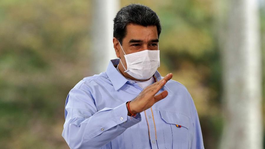 17.jun.2020 - De máscara, o presidente da Venezuela, Nicolás Maduro, grava pronunciamento à televisão no Palácio de Miraflores, em Caracas - Marcelo Garcia/Presidência da Venezuela/AFP