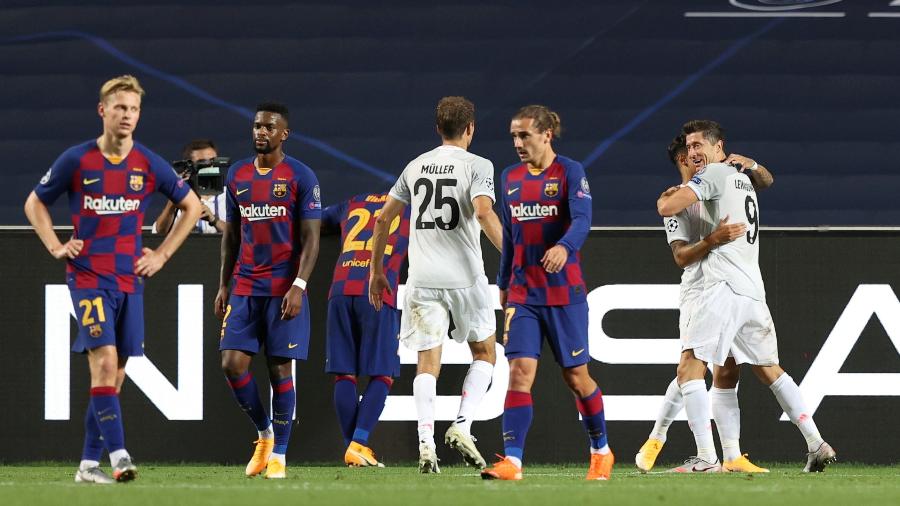Jogadores do Barcelona lamentam gol sofrido em derrota para o Bayern de Munique - RAFAEL MARCHANTE