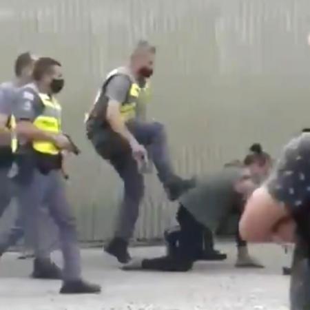 PM foi filmado agredindo mulher no Vale do Anhangabaú, região central de São Paulo - Reprodução/Twitter