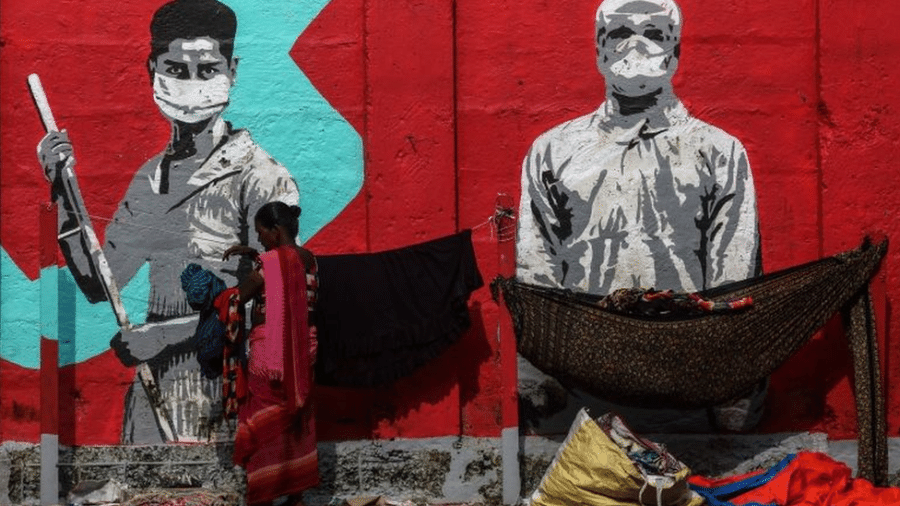 Grafite em Mumbai, Índia; relatório da FMI sugere soluções para crise que afetou desproporcionalmente os segmentos mais pobres da sociedade - EPA/Divyakant Solanki