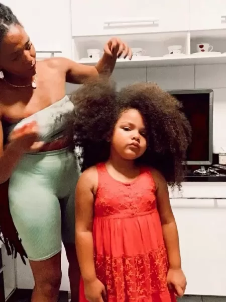 Criança viraliza exaltando cabelos cacheados: “Sou minha própria