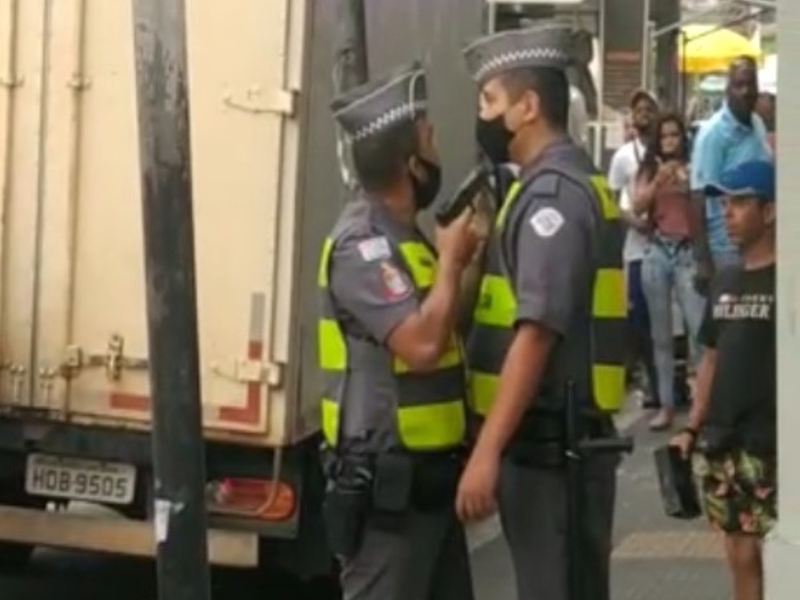 PMs brigam no centro de SP; policial apontou arma para o rosto do colega