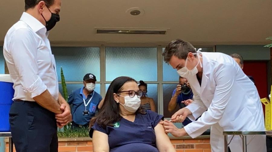 Técnica de enfermagem Liane Santana foi primeira a ser vacinada no Hospital das Clínicas de Campinas (SP) - Reprodução/Twitter