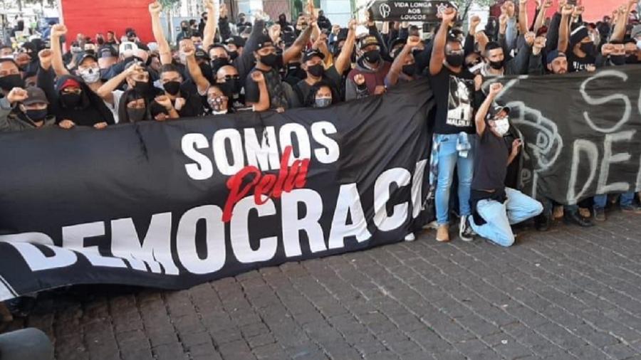 Torcidas do Corinthians, do Palmeiras, do São Paulo e do Santos se juntam em protesto em defesa da democracia no dia 31 de maio do ano passado - Jornalistas livres