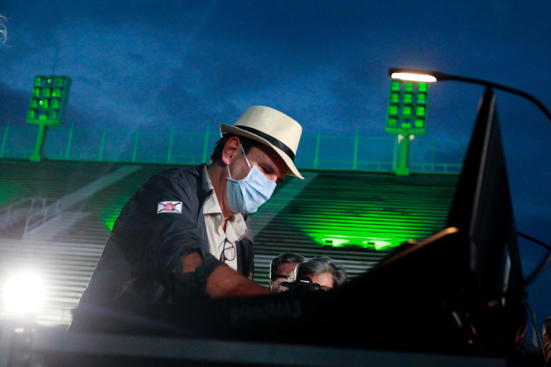 12 fev. 2021 - Eduardo Paes durante cerimônia de iluminação especial do Sambódromo em homenagem às vitimas da covid-19 - LUCIANO BELFORD/ESTADÃO CONTEÚDO
