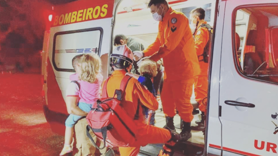 Bombeiros resgatam crianças de dentro de galpão incendiado em Brasília. Uma das crianças já havia sido resgatada pelos bombeiros em 2020 - Corpo de Bombeiros do Distrito Federal