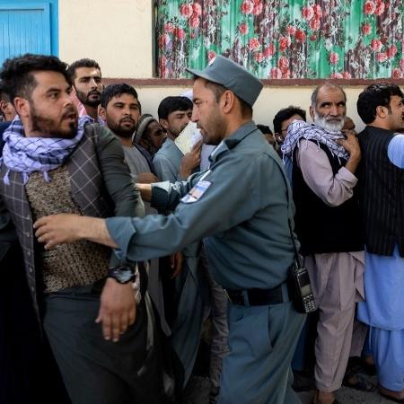 15.08.2021 - Afegãos formam fila em Cabul para atualizar passaportes e deixar o país durante avanço do Talibã - Paula Bronstein /Getty Images