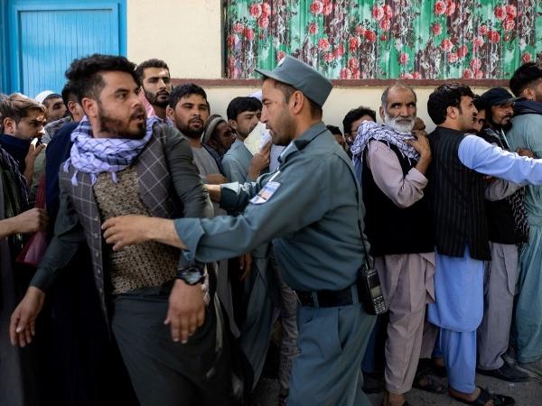 Afegãos formam fila em Cabul para atualizar passaportes e deixar o país durante avanço do Talibã - Paula Bronstein /Getty Images