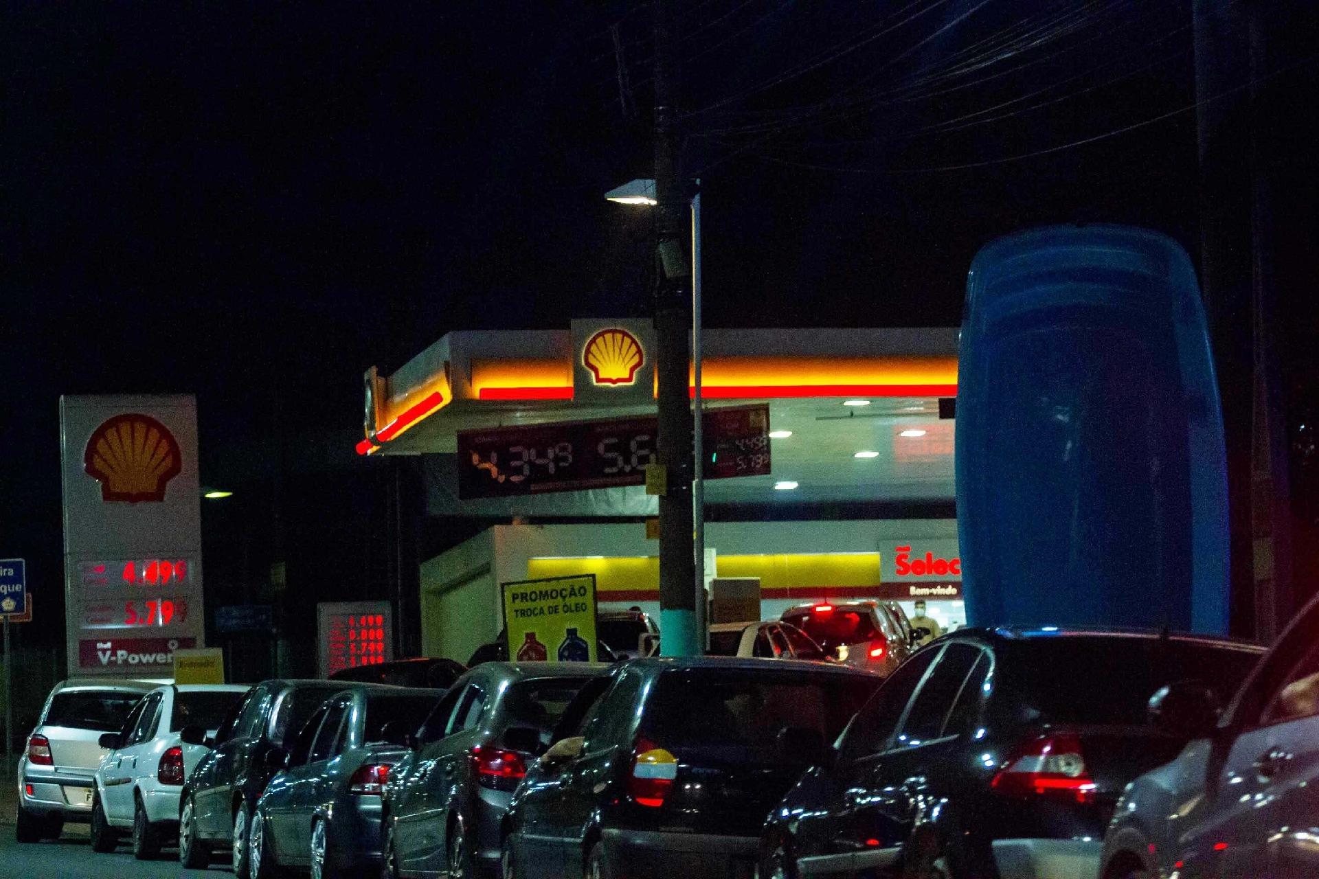 8.set.21 - Com medo de desabastecimento após bloqueios em rodovias, motoristas formam filas para abastecer em postos de combustíveis em Limeira (SP) - Roberto Gardinalli/FuturaPress/Estadão Conteúdo