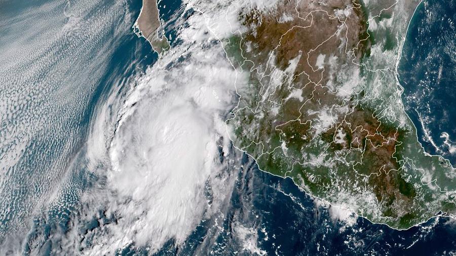 Com chegada do furacão Pamela no México, autoridades pediram aos moradores das áreas rurais que fossem para refúgios diante do risco de inundações - JOSE ROMERO/AFP